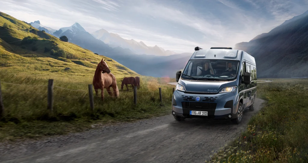 Wohnmobil faehrt strasse entlang