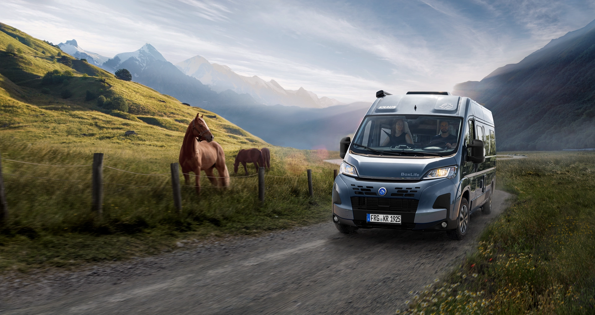 Wohnmobil faehrt strasse entlang