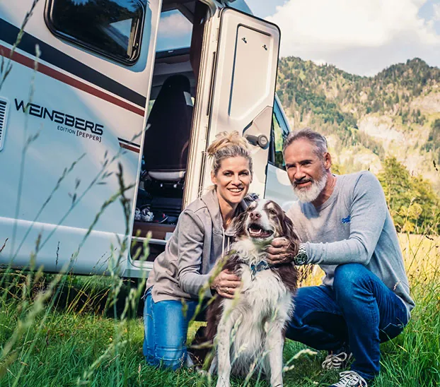 junges paar mit hund im caravan