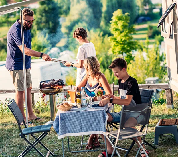 familie beim campen mit caravan