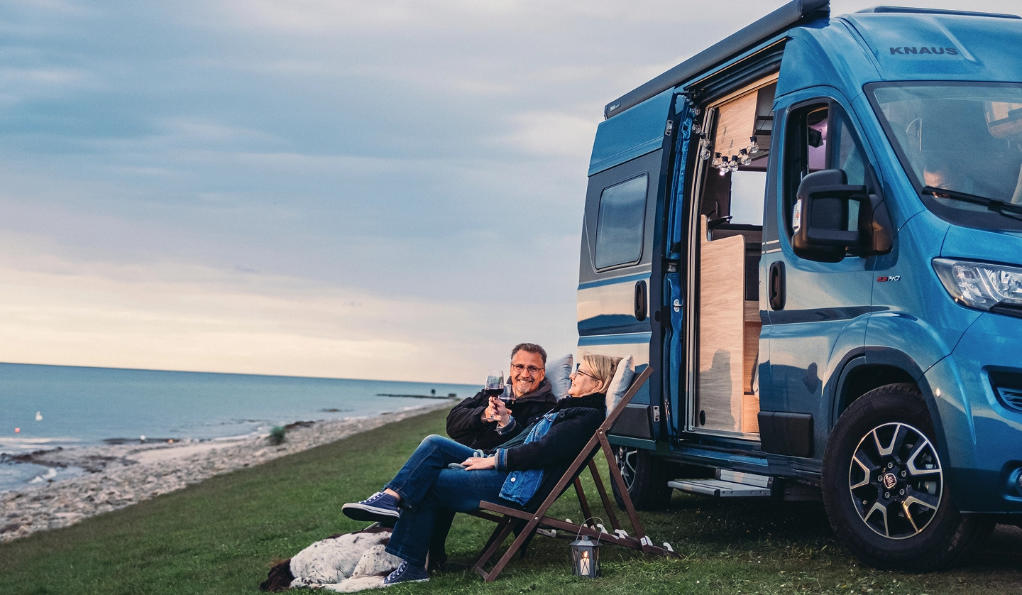 aelteres paar beim campen mit wohnmobil
