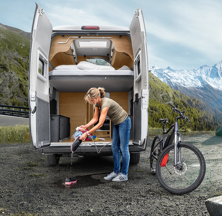 frau wohnmobil beim campen