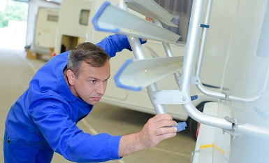 wohnmobil werkstatt mann arbeitet