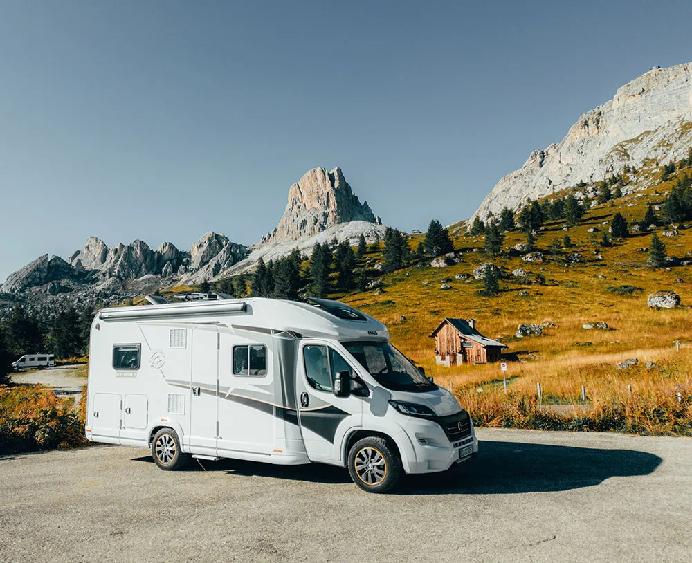 caravan wohnmobil im gebirge