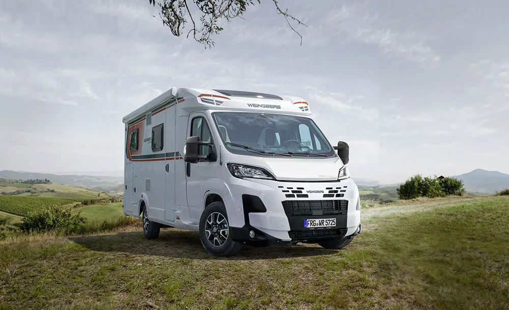 wohnmobil steht in feld